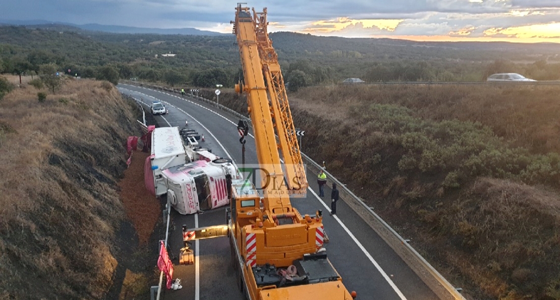 Accidente de tráiler en la Nacional 435 (Badajoz)