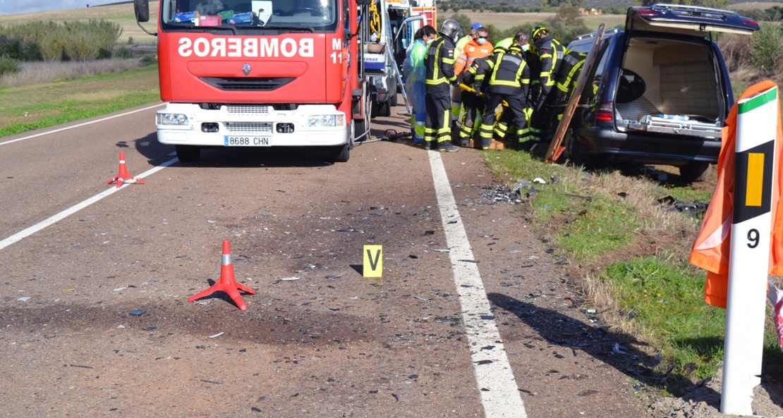 Queda atrapado tras un choque entre una furgoneta y un coche fúnebre en la EX-110