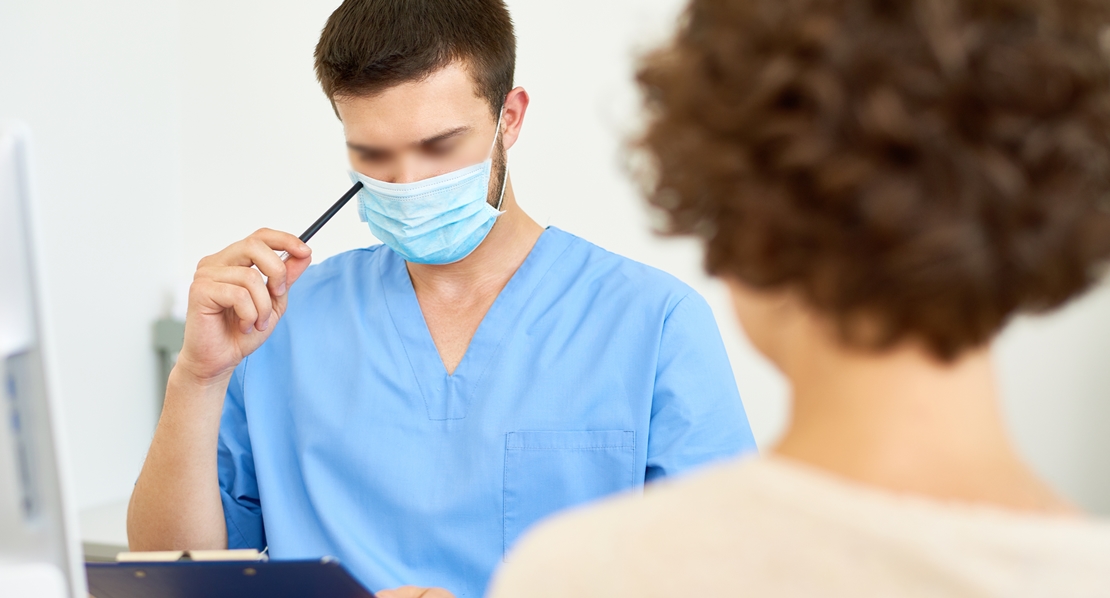 El Colegio de Médicos discrepa en conceder competencias a los médicos sin titulación