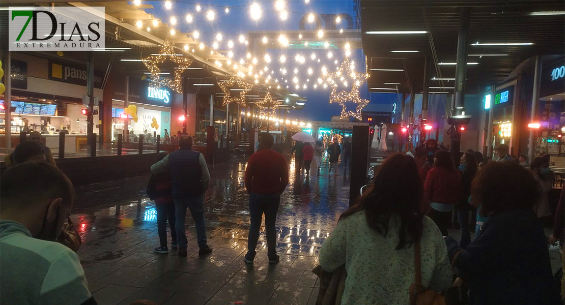 La intensa lluvia sorprende al público en las últimas compras del Black Friday en Badajoz