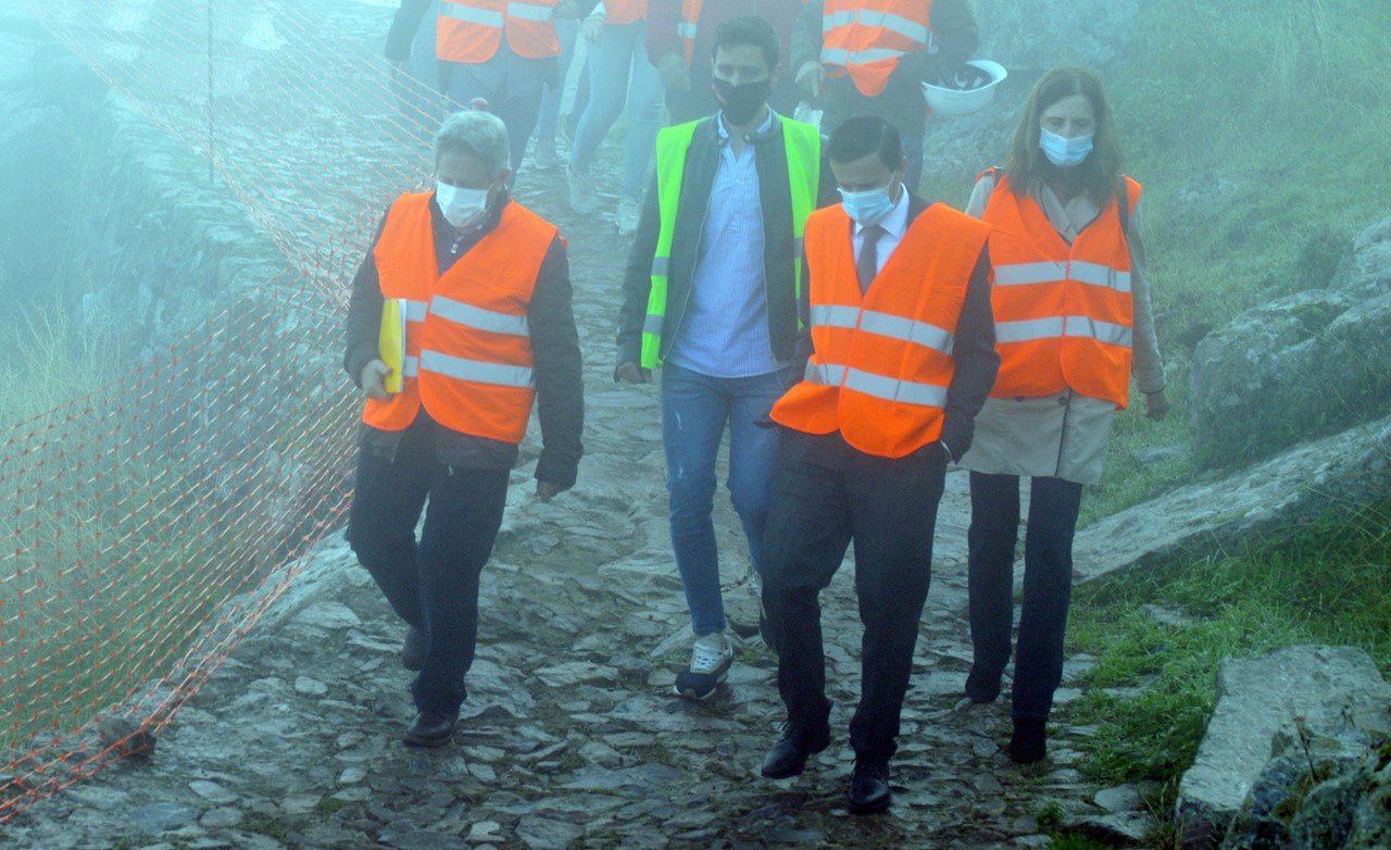 El presidente de la Diputación de Badajoz visita las obras del castillo de Magacela