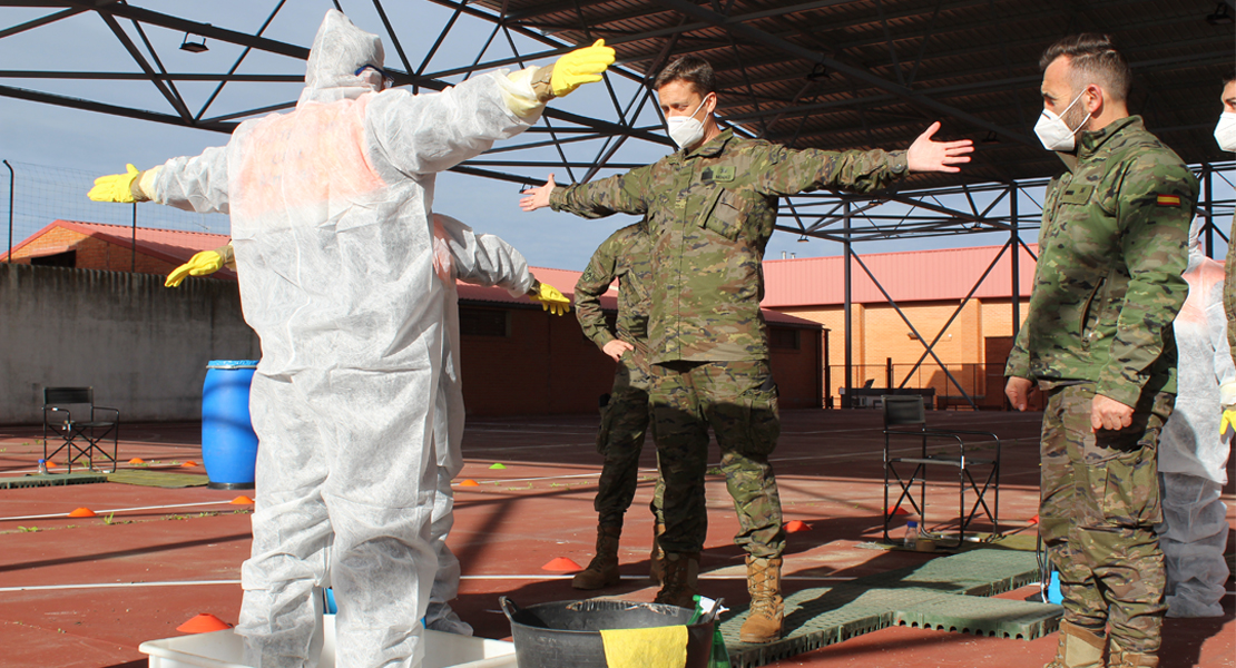 El Ejército forma voluntarios en Extremadura para desinfectar edificios