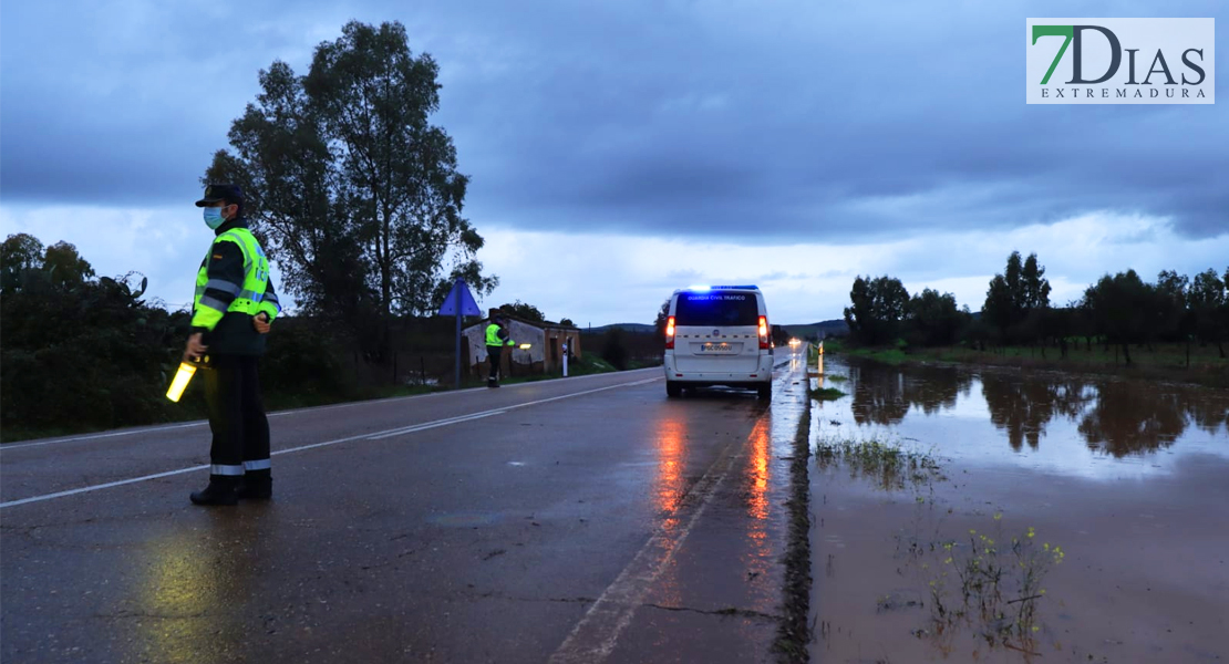 La fuerte lluvia ocasiona varios cortes en la carretera EX-110