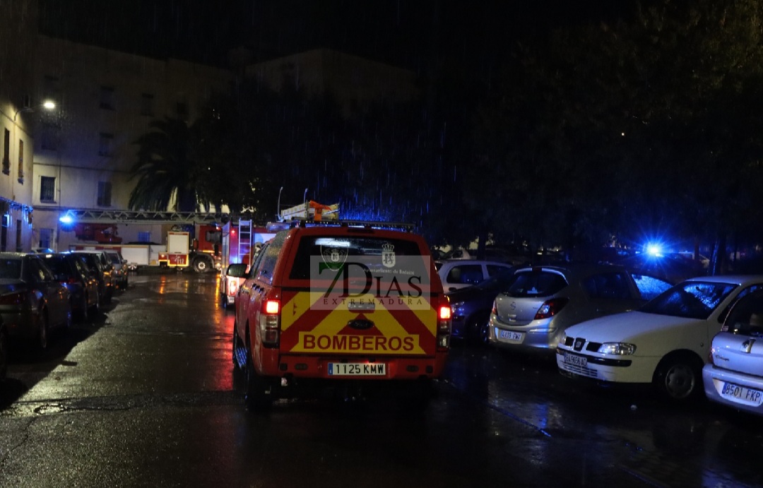 Los Bomberos intervienen en un incendio de vivienda en Badajoz