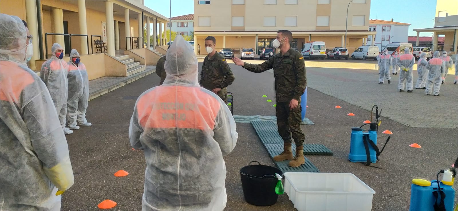 La Brigada 'Extremadura' XI forma a voluntarios de Protección Civil en materia de descontaminación