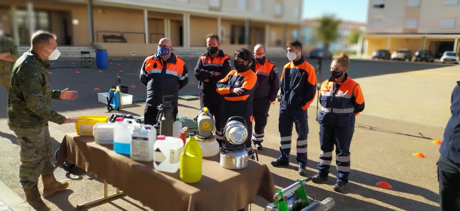 La Brigada 'Extremadura' XI forma a voluntarios de Protección Civil en materia de descontaminación