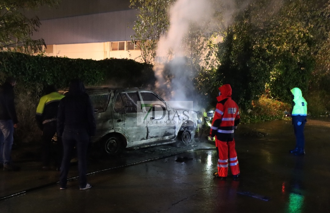 Sale ardiendo un nuevo vehículo en las calles de Badajoz