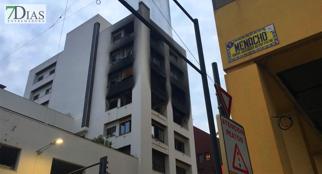 El incendio en la avenida Juan Carlos I se produjo por una explosión y dejó varios heridos