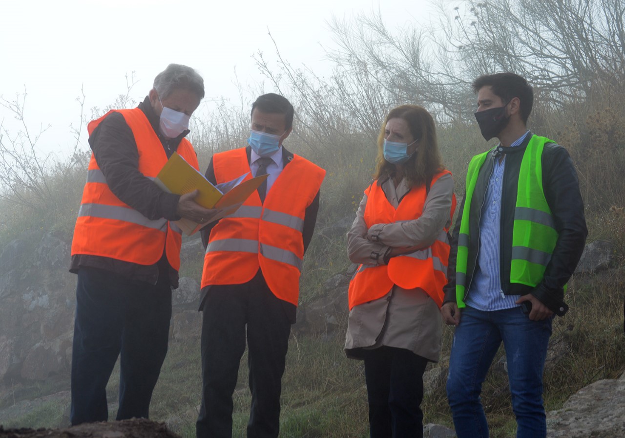 El presidente de la Diputación de Badajoz visita las obras del castillo de Magacela