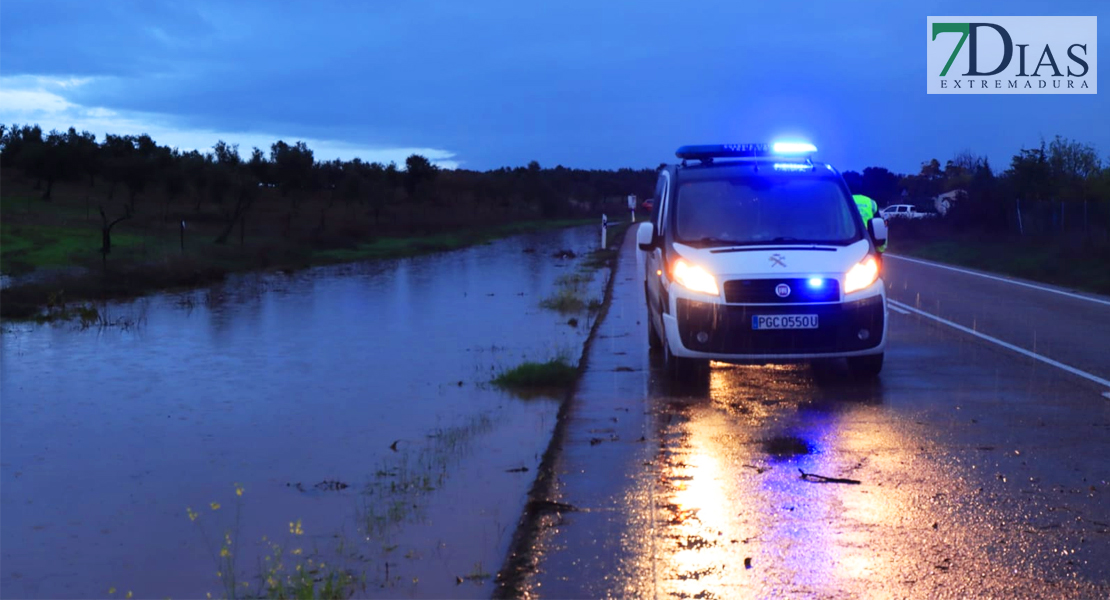 La fuerte lluvia ocasiona varios cortes en la carretera EX-110