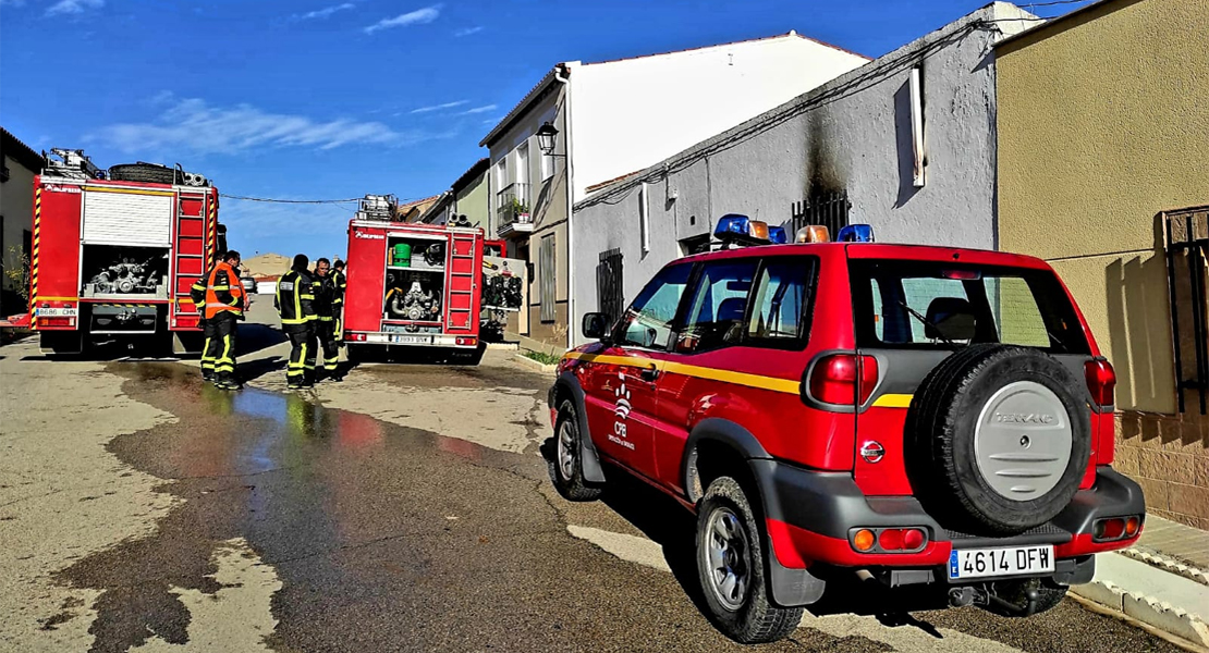 Una vivienda queda totalmente calcinada tras un incendio en Puebla del Prior (Badajoz)