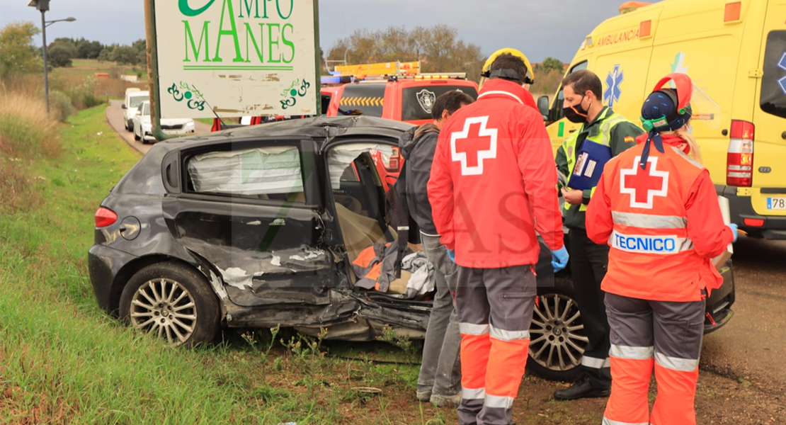 Los Bomberos lo excarcelan tras accidentarse salvándole la vida a la salida de Badajoz