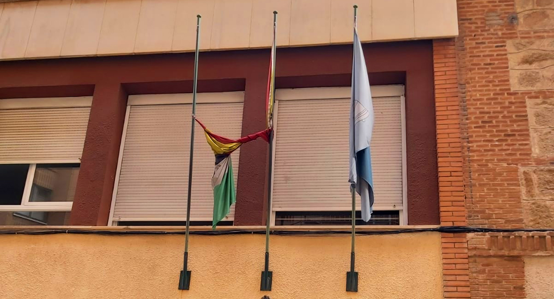 Quejas por el &quot;lamentable&quot; estado de las banderas de España, Extremadura y Navalmoral