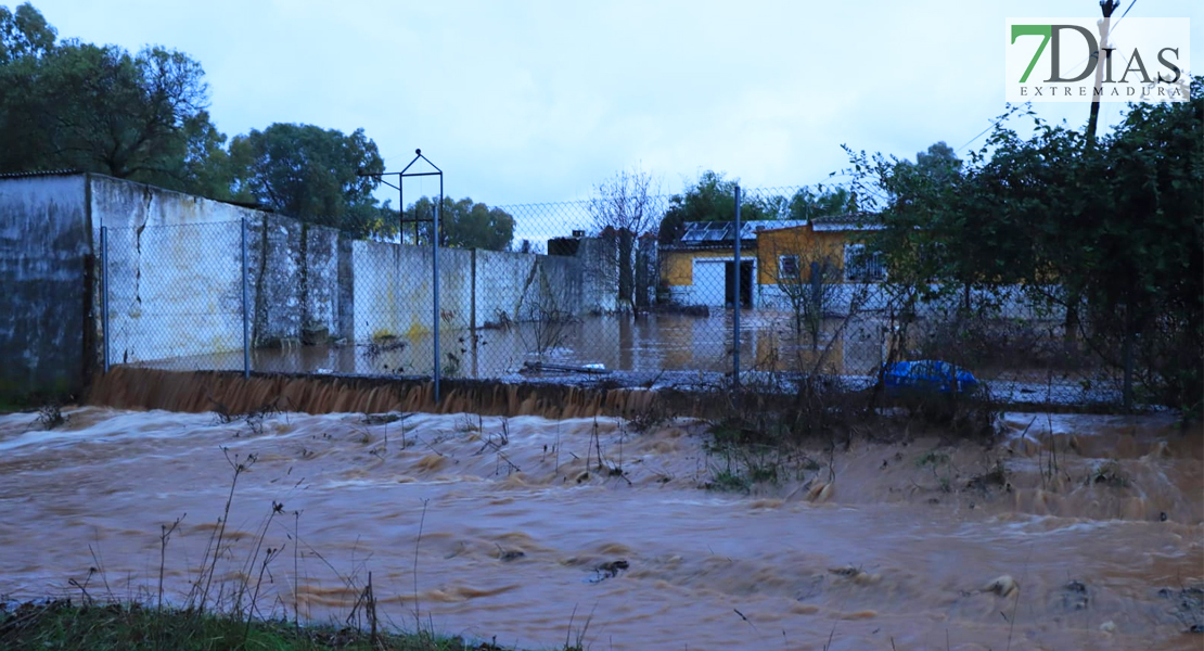 La fuerte lluvia ocasiona varios cortes en la carretera EX-110