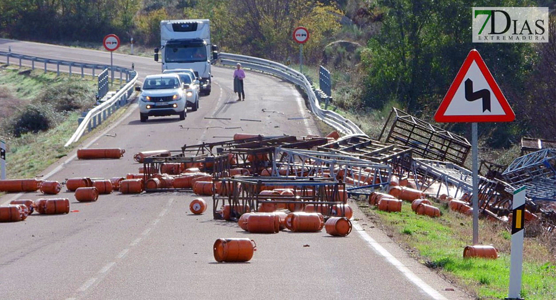 Cortan la EX-110 por la pérdida de la carga de un tráiler que transportaba bombonas de gas