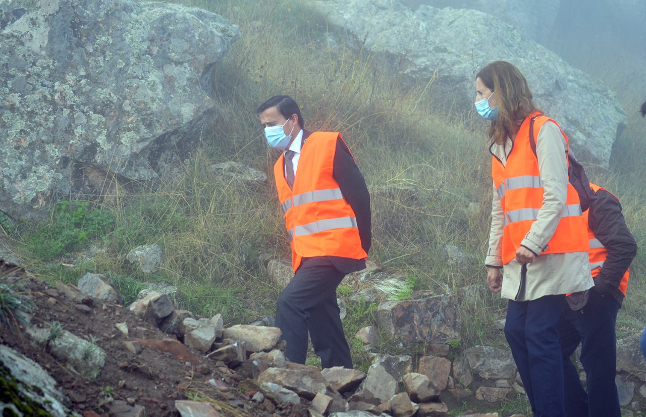 El presidente de la Diputación de Badajoz visita las obras del castillo de Magacela