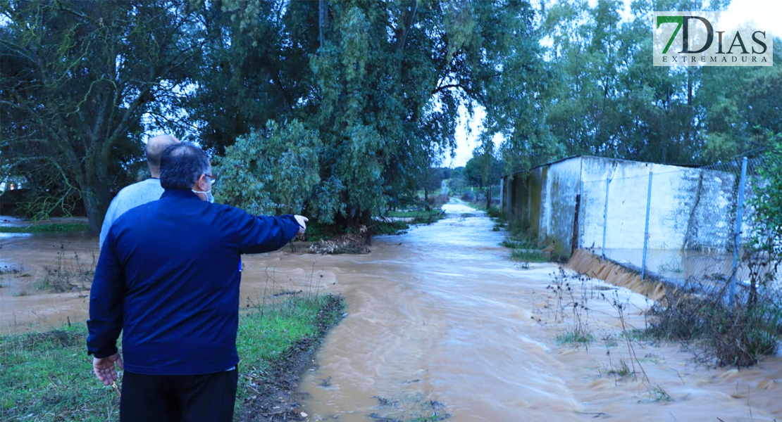 La fuerte lluvia ocasiona varios cortes en la carretera EX-110