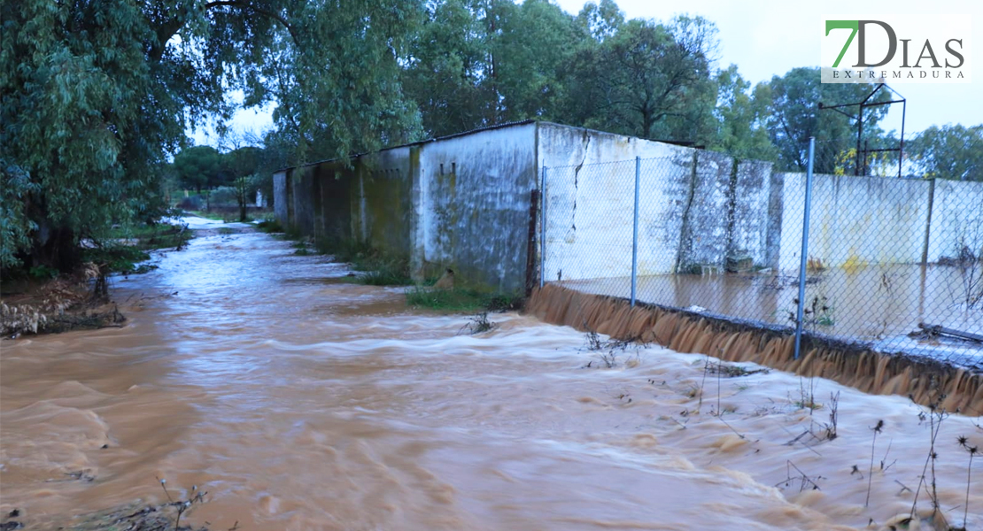 La fuerte lluvia ocasiona varios cortes en la carretera EX-110