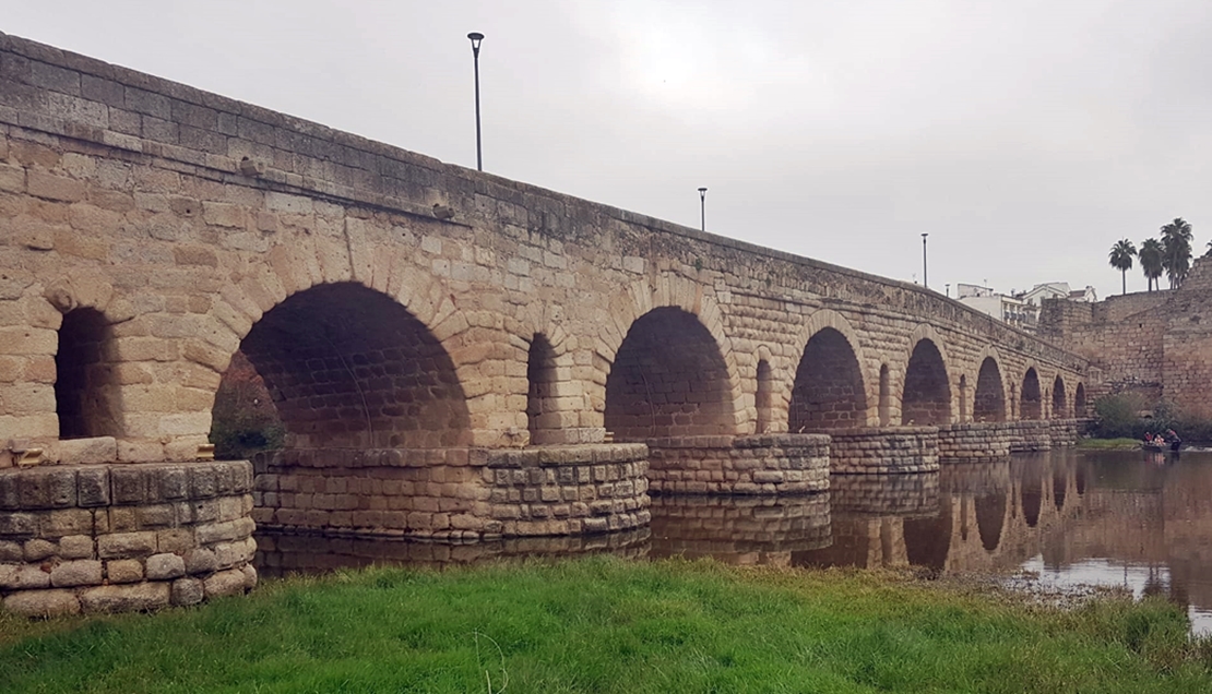 Continúan las labores de limpieza del puente romano en Mérida