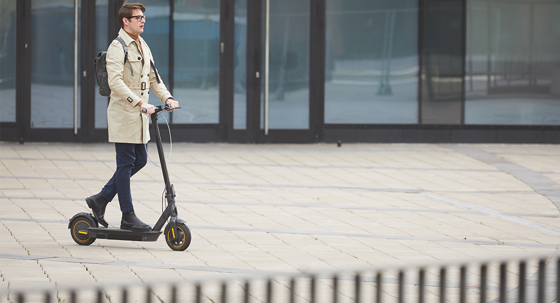 La nueva normativa de la DGT prohíbe la circulación de patinetes eléctricos por zonas peatonales