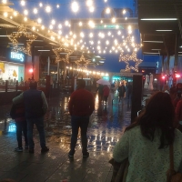 La intensa lluvia sorprende al público en las últimas compras del Black Friday en Badajoz