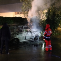 Sale ardiendo un nuevo vehículo en las calles de Badajoz