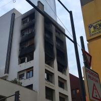 El incendio en la avenida Juan Carlos I comenzó en el salón de una vivienda y dejó varios heridos