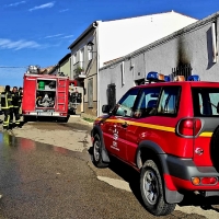 Una vivienda queda totalmente calcinada tras un incendio en Puebla del Prior (Badajoz)