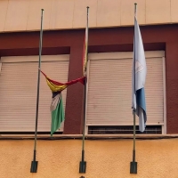 Quejas por el "lamentable" estado de las banderas de España, Extremadura y Navalmoral