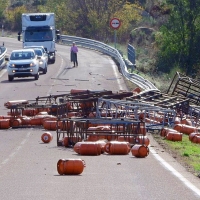 Cortan la EX-110 por la pérdida de la carga de un tráiler que transportaba bombonas de gas