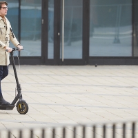 La nueva normativa de la DGT prohíbe la circulación de patinetes eléctricos por zonas peatonales