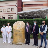Dos artesanos rinden homenaje a la labor de los sanitarios en el Hospital de Mérida