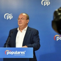 Monago afea a Vara que “comparezca en Twitter pero no en el Parlamento”