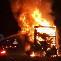 Arde un camión en el mismo punto del accidente de ayer en la autovía