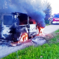 Queman una furgoneta robada y se dan a la fuga en Carcaboso (Cáceres)