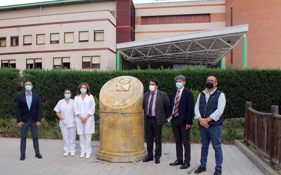 Dos artesanos extremeños rinden homenaje a la labor de los sanitarios en el Hospital de Mérida