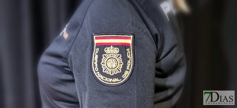MÉRIDA - La Policía Nacional detiene a dos mujeres y un hombre por la venta de objetos robados