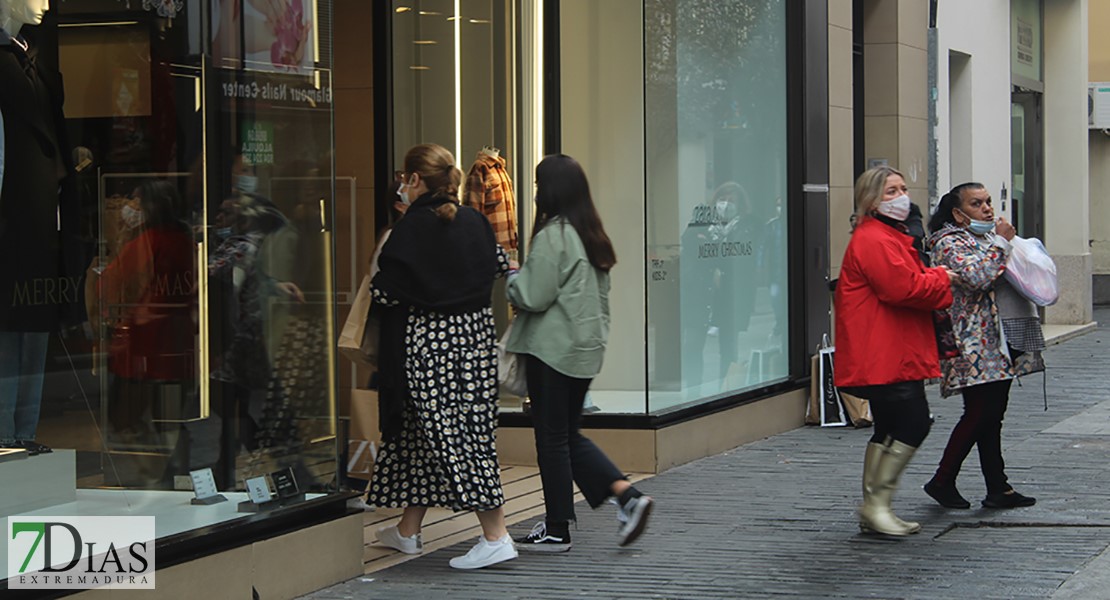 Los descuentos del Black Friday provocan colas eternas en el comercio pacense