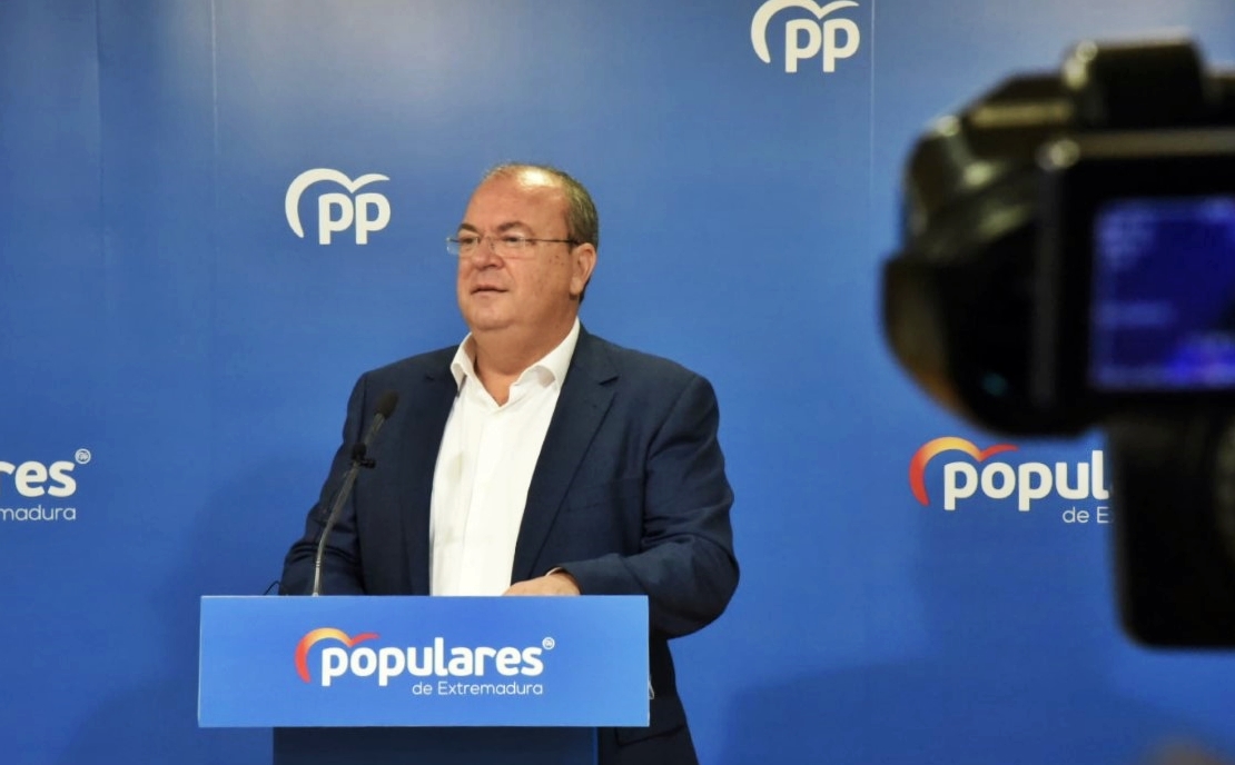 Monago afea a Vara que “comparezca en Twitter pero no en el Parlamento”