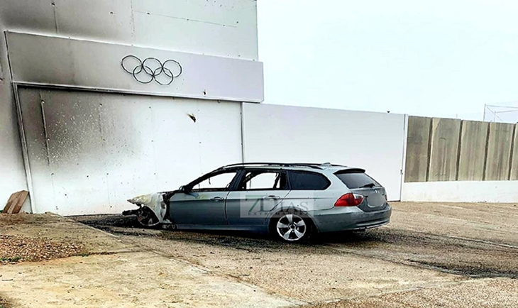 Aparece un nuevo vehículo calcinado en las calles de Badajoz