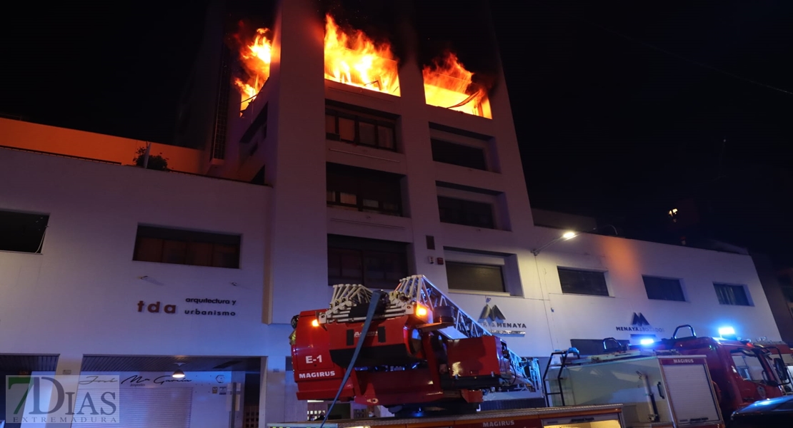 Desalojan un edificio por un incendio en Juan Carlos I (Badajoz)