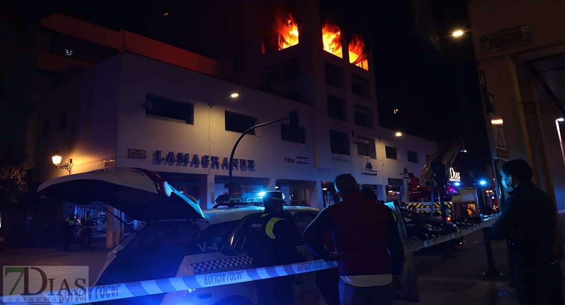 Desalojan un edificio por un incendio en Juan Carlos I (Badajoz)