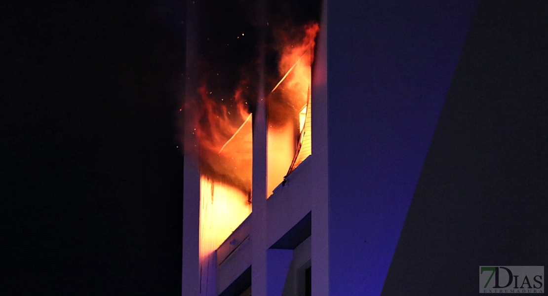 Desalojan un edificio por un incendio en Juan Carlos I (Badajoz)