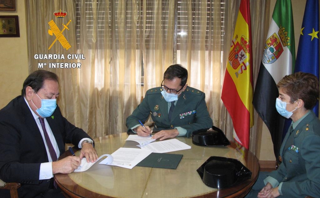 Convenio entre la Guardia Civil y el Ilustre Colegio Oficial de Farmacéuticos de Cáceres