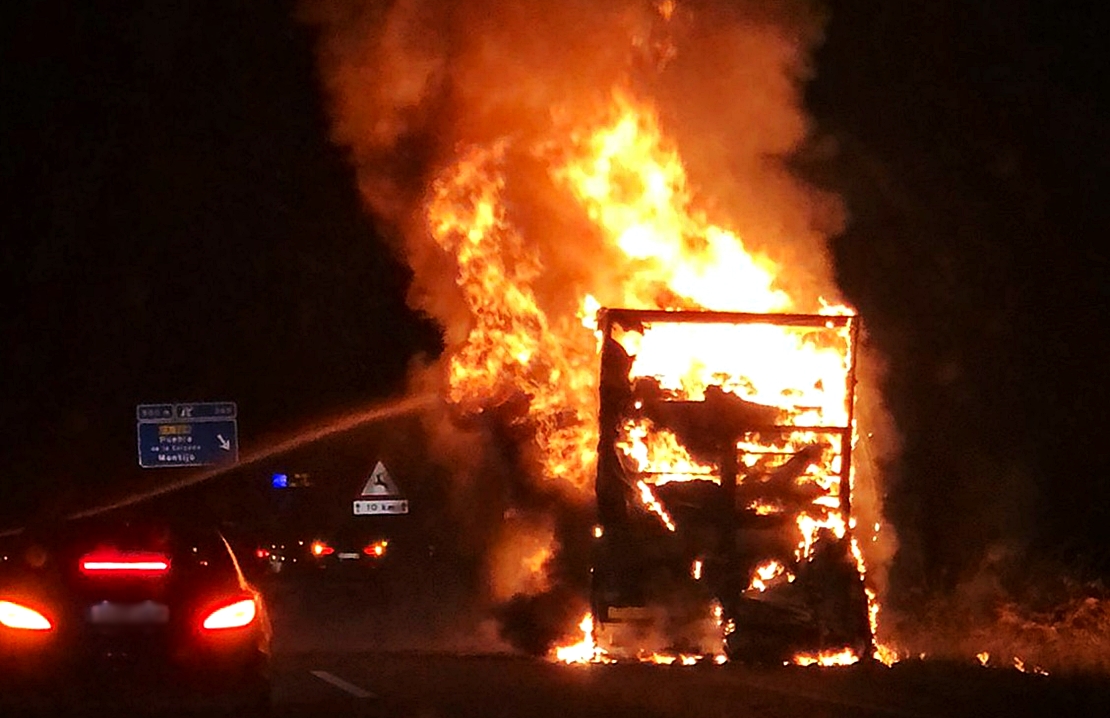 Arde un camión en el mismo punto del accidente de ayer en la autovía