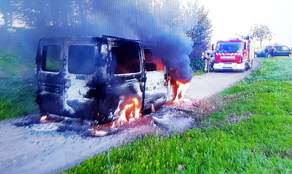 Queman una furgoneta robada y se dan a la fuga en Carcaboso (Cáceres)