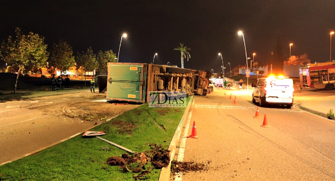 Vuelca un camión en las calles de Mérida