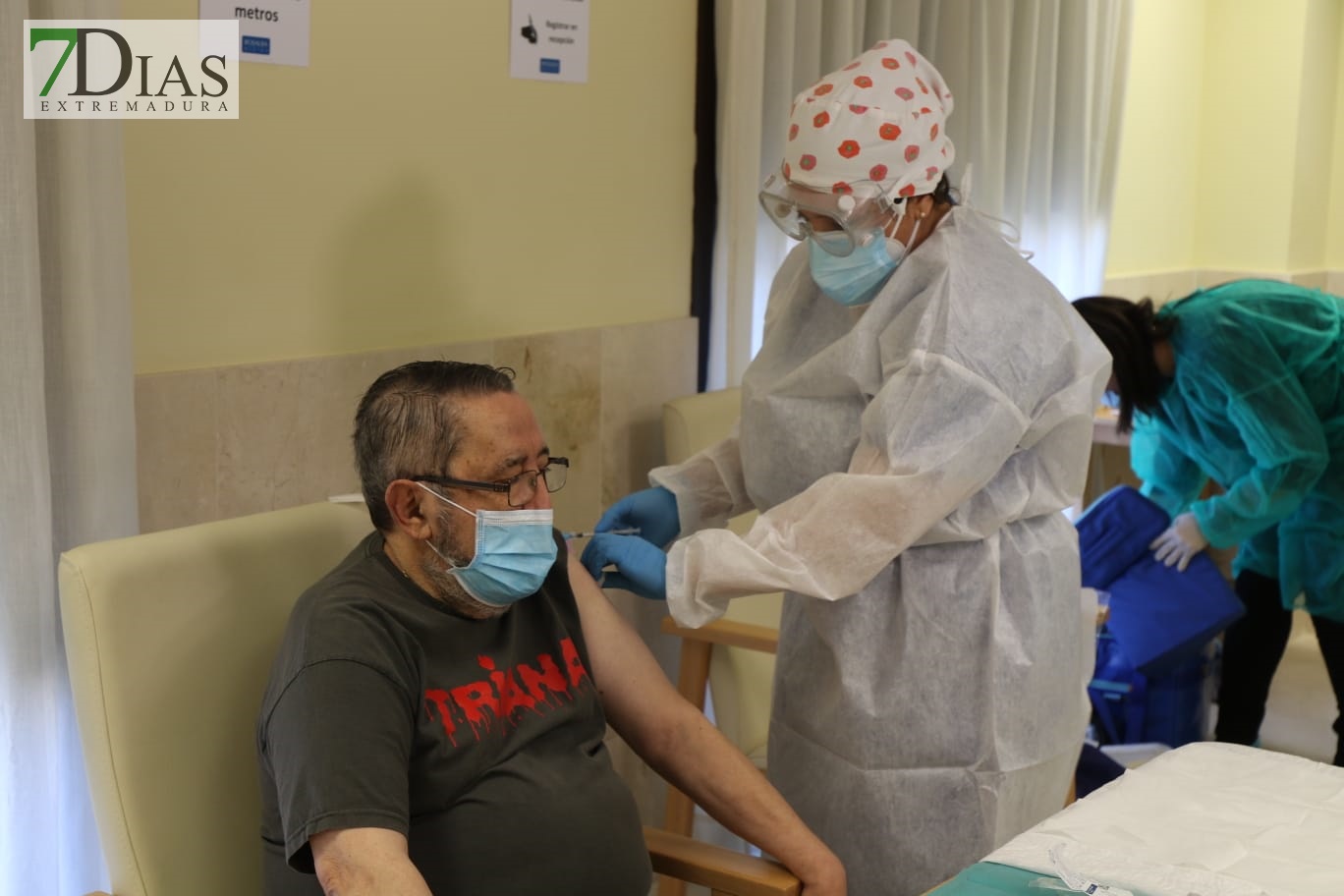 REPOR - Imágenes históricas del primer vacunado contra el coronavirus en Extremadura