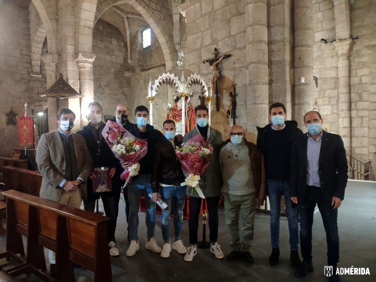 El AD Mérida realiza la tradicional ofrenda a Santa Eulalia