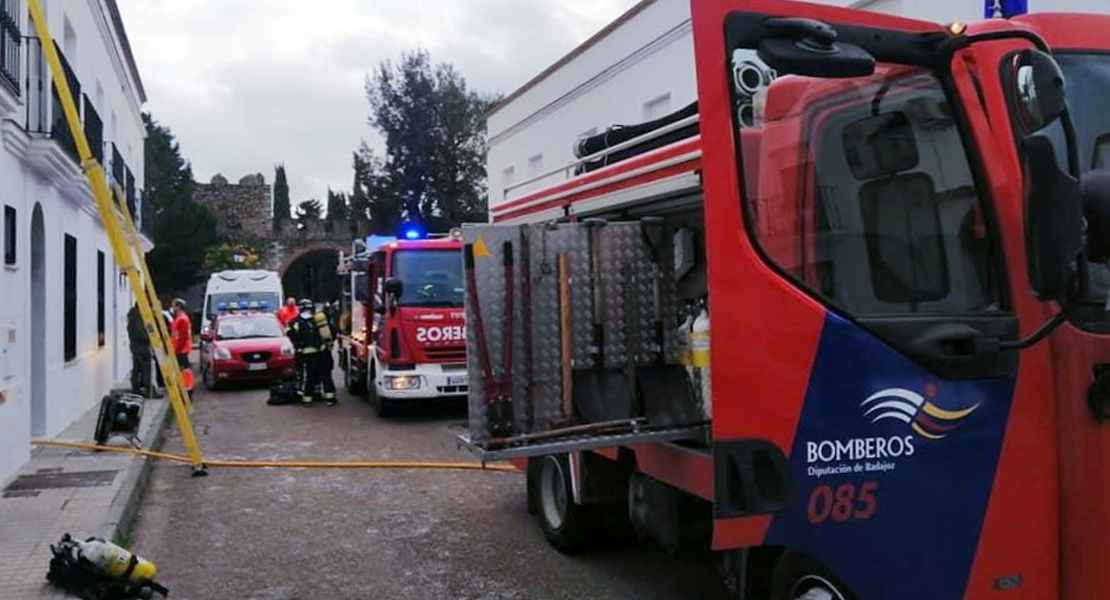 Amplio dispositivo en un incendio de vivienda en Llerena (Badajoz)